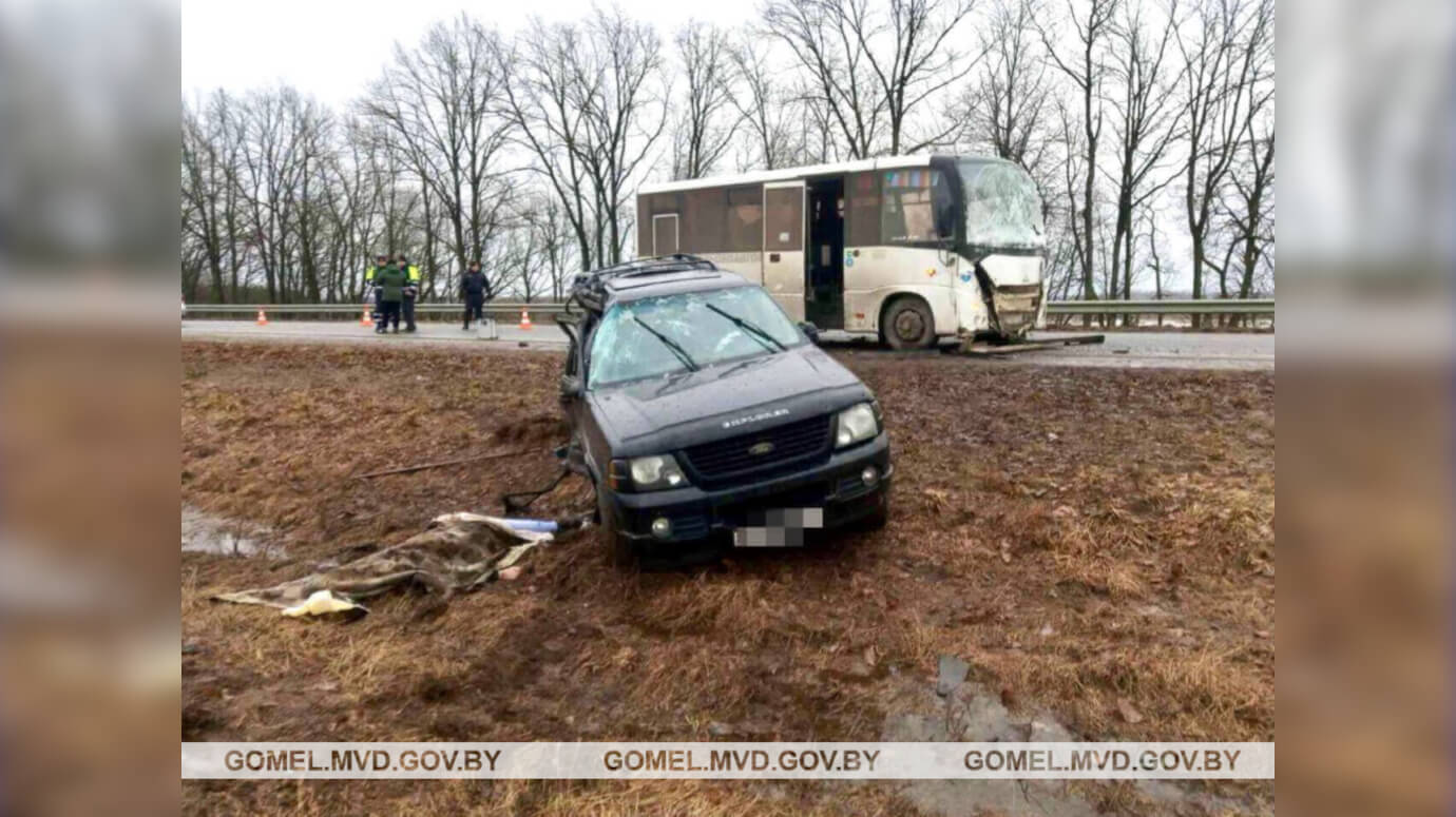 В Рогачеве легковушка выехала на встречную полосу и врезалась в рейсовый автобус. Один человек погиб, пять — в больнице