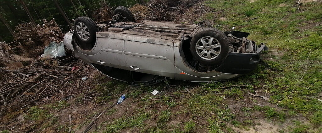 В Речицком районе легковой автомобиль съехал в кювет и опрокинулся