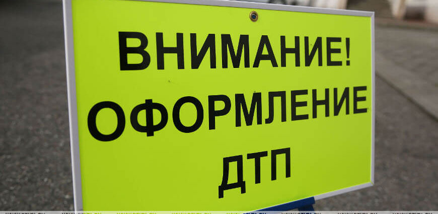 В Речице легковушка врезалась в дерево: спасатели деблокировали водителя