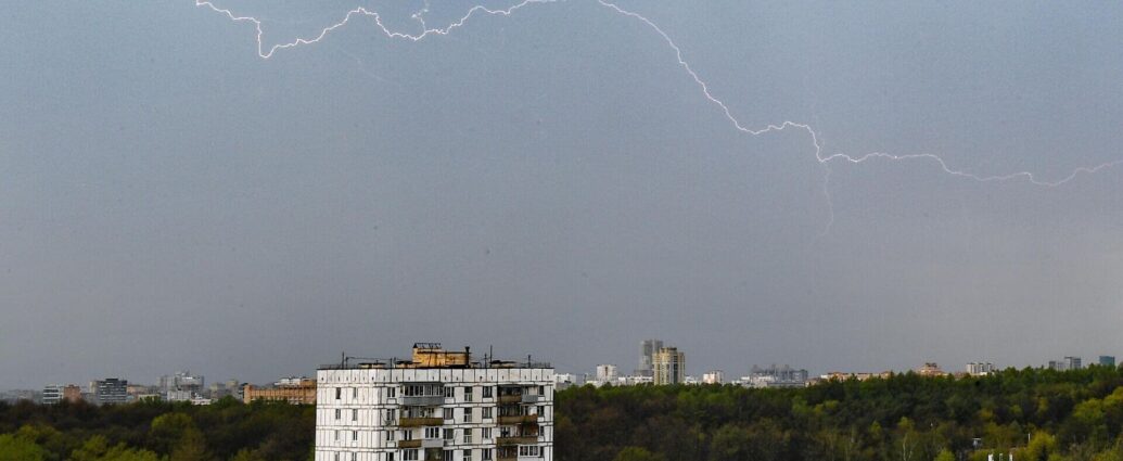МЧС напомнило о правилах безопасности в грозу