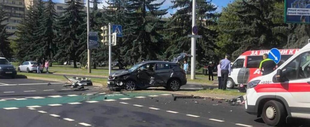 Автомобиль ГАИ и легковушка столкнулись в Минске