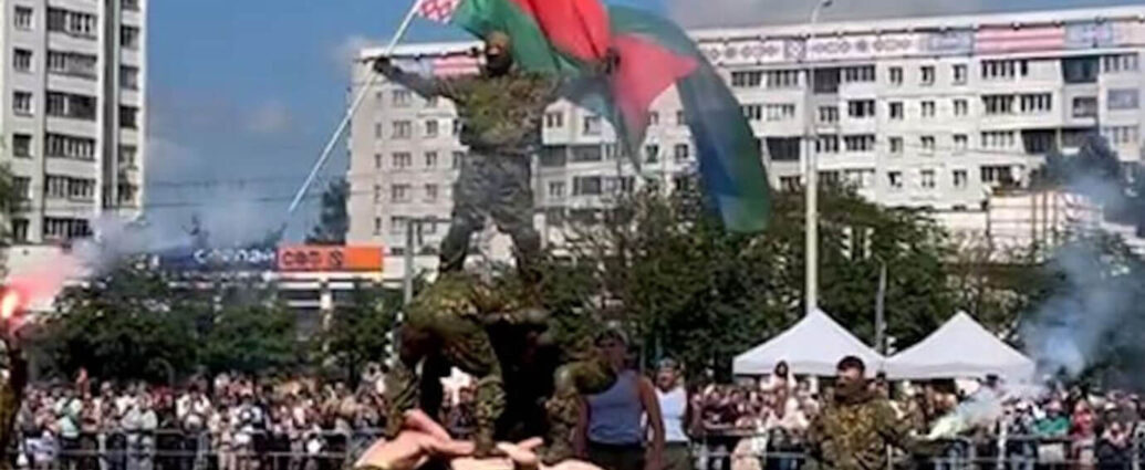 Парашюты, стрельба и контактный бой: десант показал класс в Минске — видео