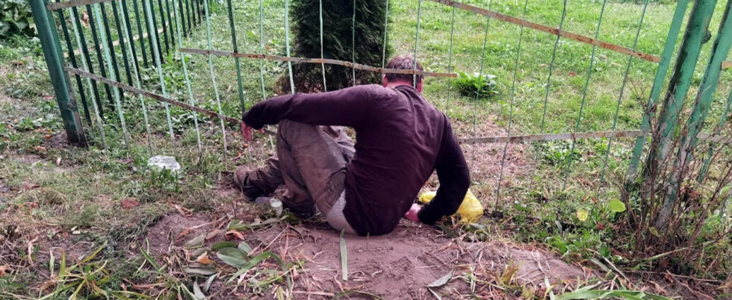 В Гомеле спасатели оказали помощь мужчине, застрявшему в заборе