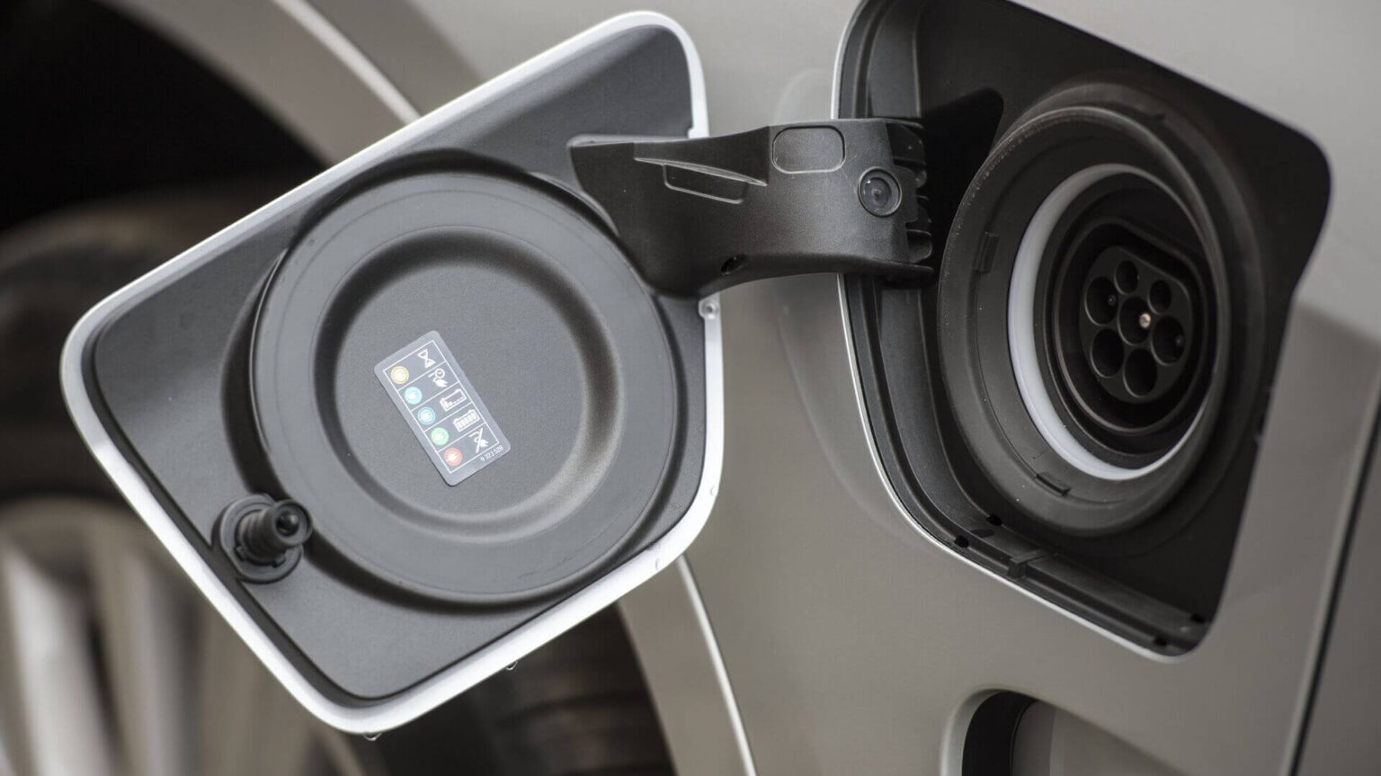 Льготу по транспортному налогу для электромобилей продлят еще на год