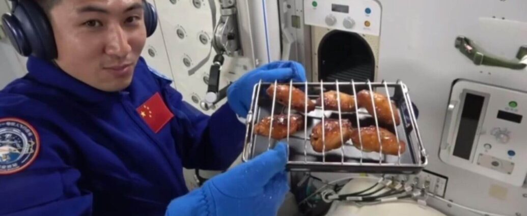 Китайские космонавты впервые приготовили барбекю в космосе