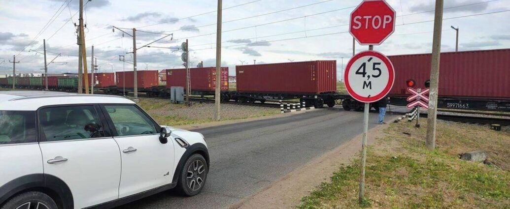 Машина застряла на переезде — что делать? Комментарий БЖД