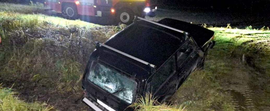 Спасатели оказали помощь в буксировке автомобиля в Лоеве