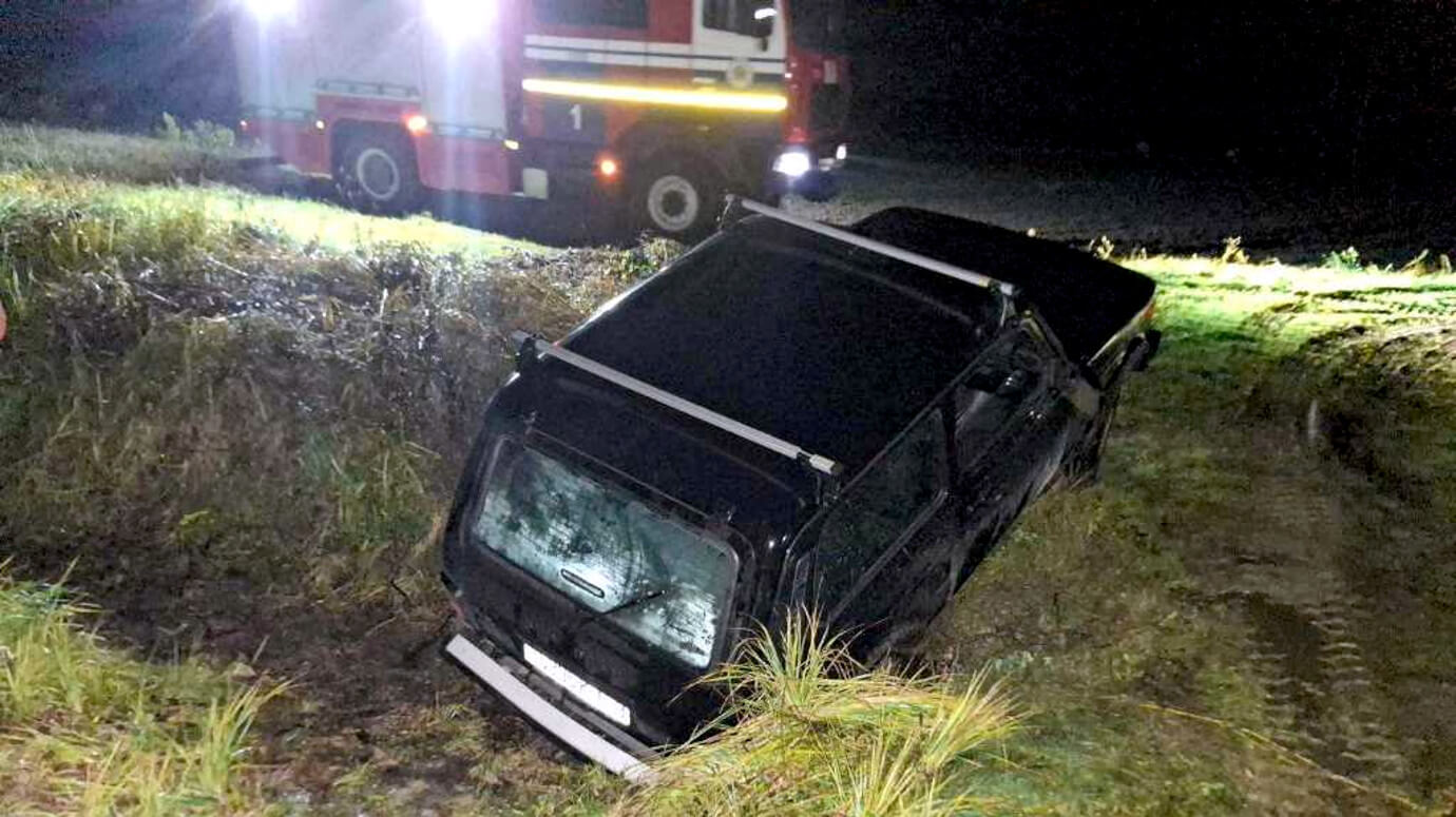 Спасатели оказали помощь в буксировке автомобиля в Лоеве