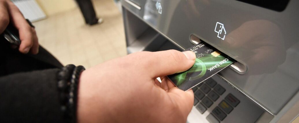 Карточки некоторых банков могут не работать ночью в пятницу