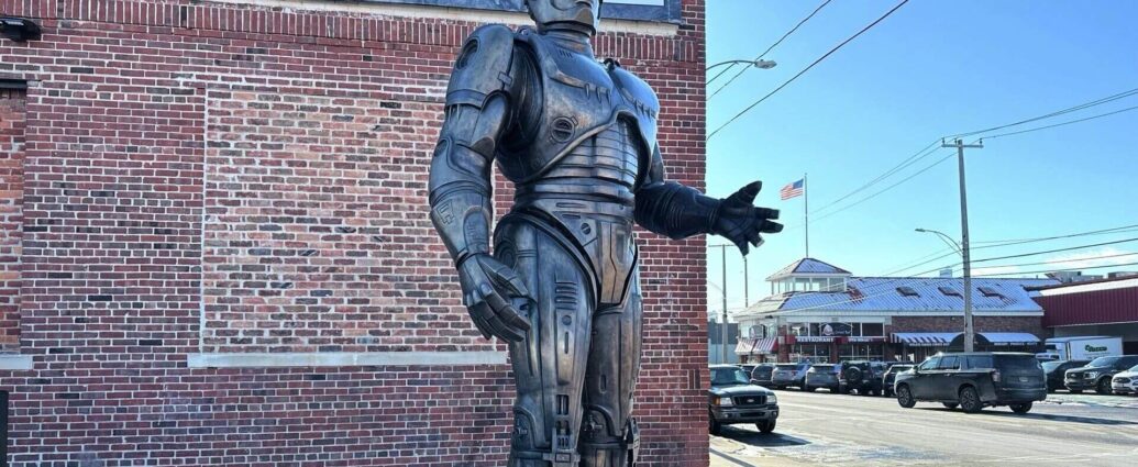 Фотофакт: статую Робокопа установили на его „родине“