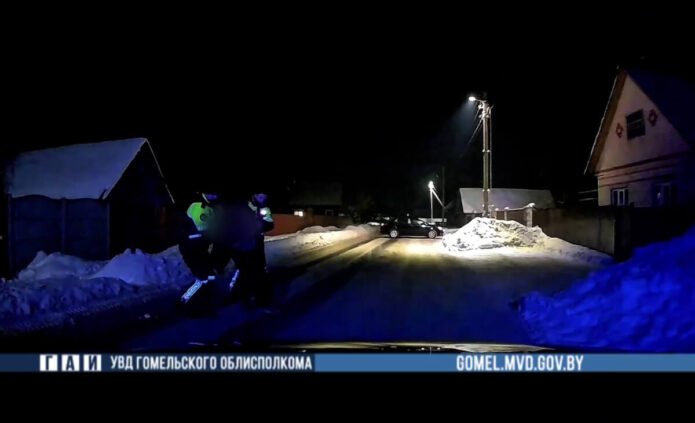 В Речице сотрудники ГАИ изъяли с проезжей части нетрезвого пешехода и подвезли домой