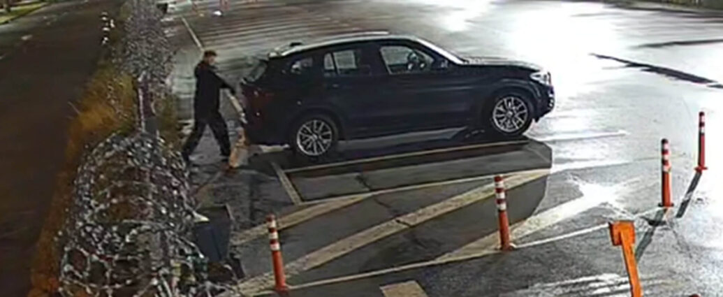 Нетрезвый подросток несколько часов „сражался“ с BMW на парковке