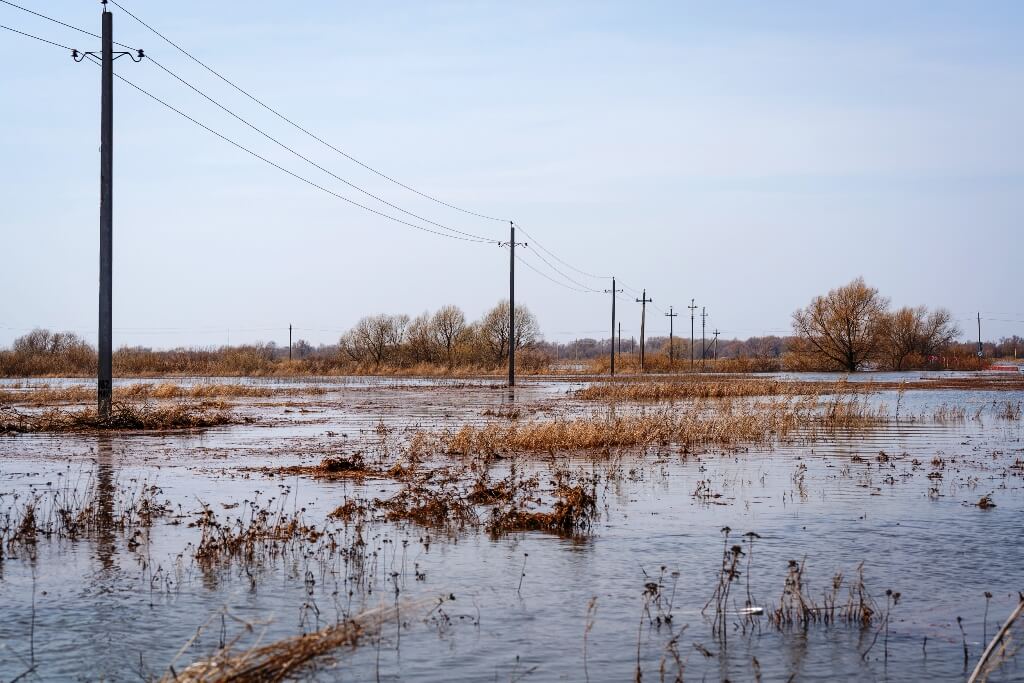 Паводковые воды и электробезопасность: как не стать жертвой незримой опасности