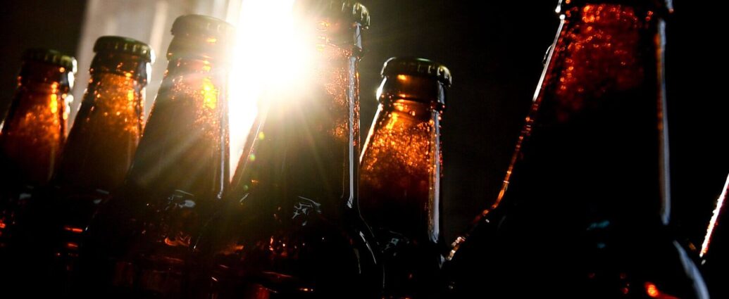 Магазины должны распродать пиво из недружественных стран до июня