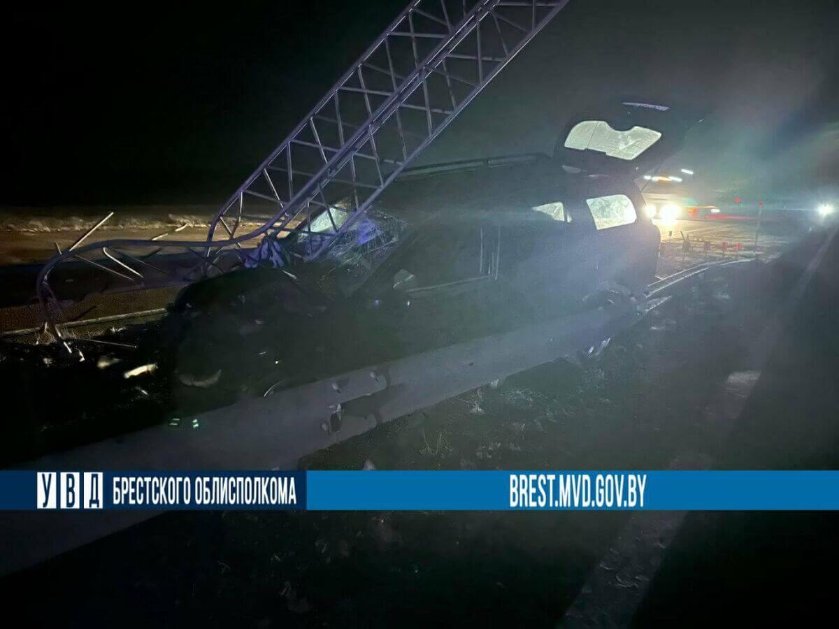 Пьяный бесправник снес опору дорожных знаков на трассе M1 в Березовском районе