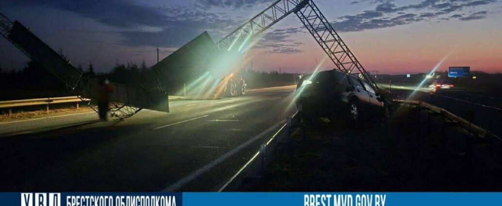 Пьяный бесправник снес консольную опору для дорожных знаков на трассе M1