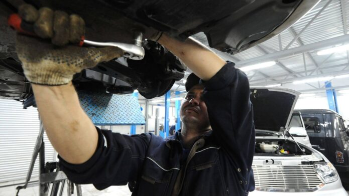 Где работают белорусы: Белстат показал структуру занятости