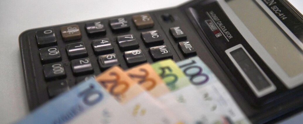 Средняя зарплата выросла в Беларуси за месяц на 8,5%