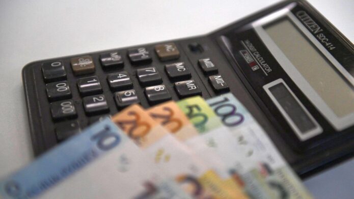 Средняя зарплата выросла в Беларуси за месяц на 8,5%