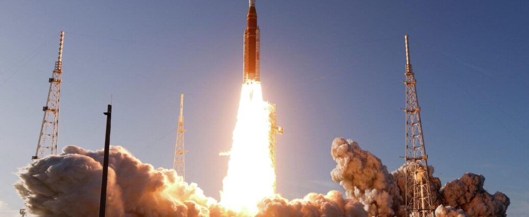 NASA запустило к Луне корабль "Орион"