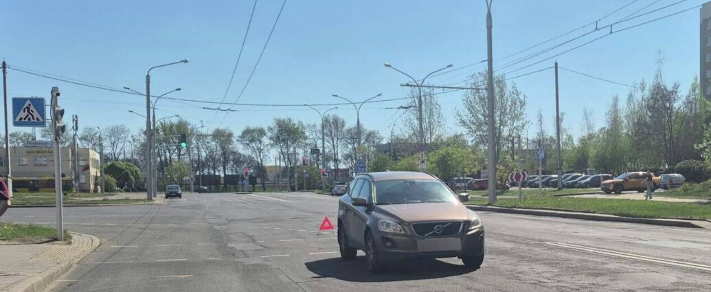 Машина жестко сбила женщину на переходе в Минске