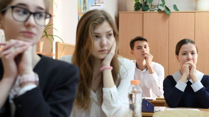 Белорусские школьники начнут изучать ИИ на уроках информатики с 1 сентября
