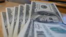 Белорусы сдают валюты больше, чем покупают