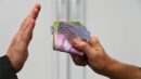 Иностранец пытался дать взятку инспекторам ГАИ, его задержали