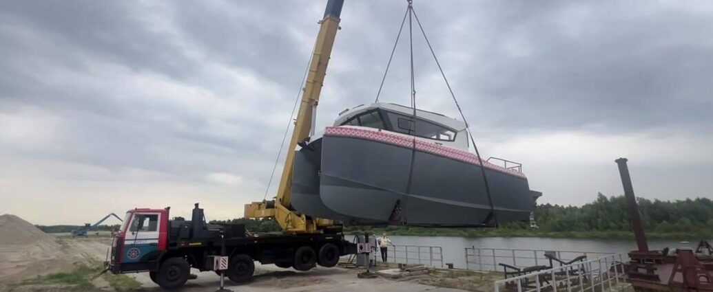 Первый белорусский прогулочный катер спустили на воду в Брестском районе