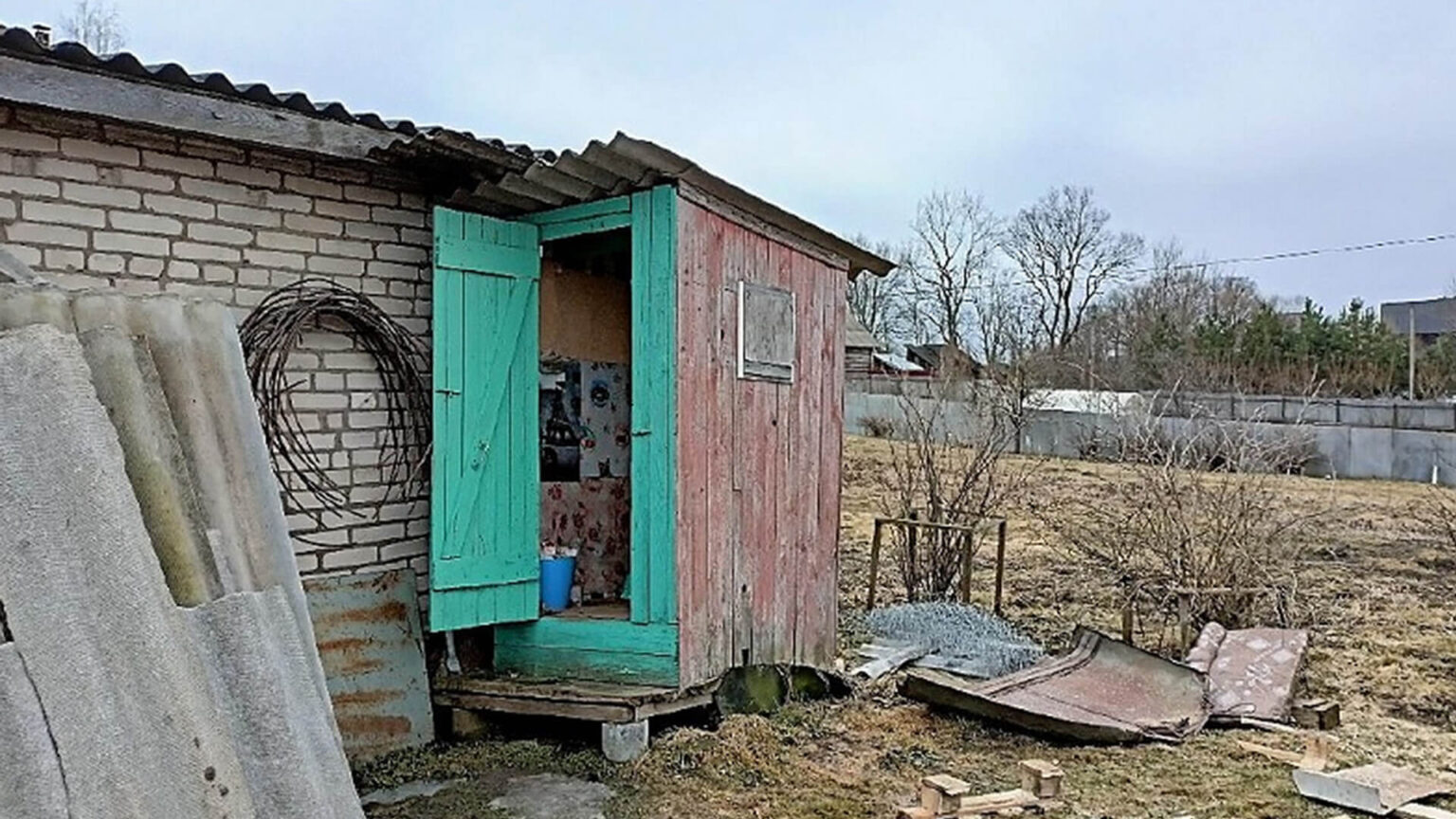 Женщина родила мальчика и оставила в выгребной яме — ребенок умер
