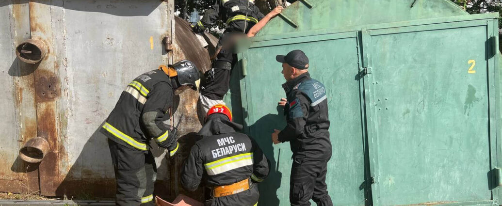 В Речице спасатели помогли застрявшей между гаражами девочке