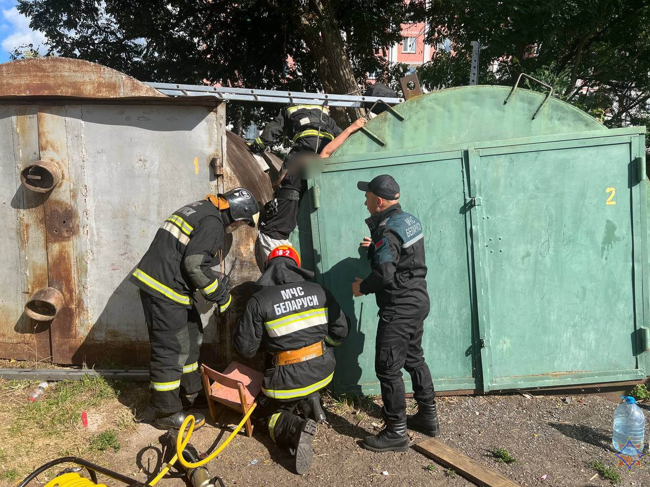 В Речице спасатели помогли застрявшей между гаражами девочке