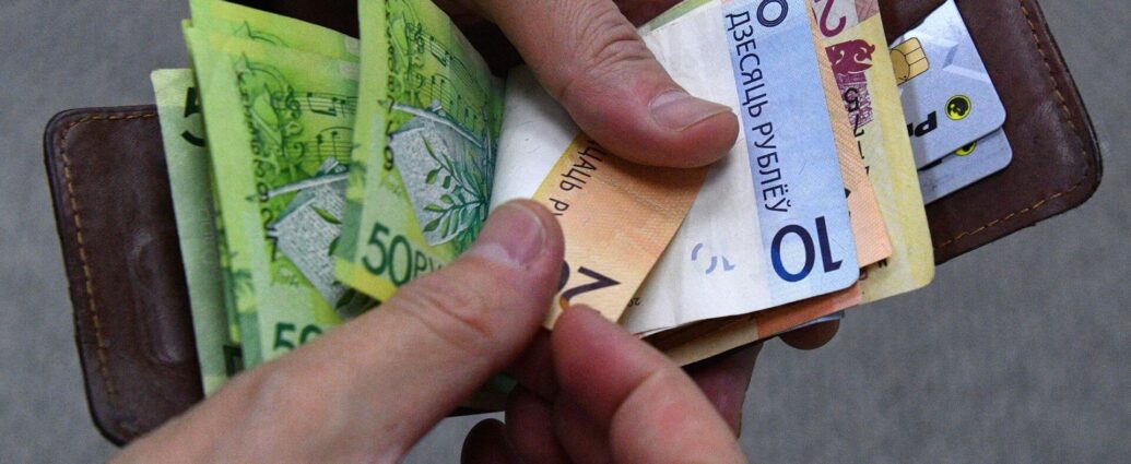 Средняя зарплата за июль в Беларуси составила 3172 рубля