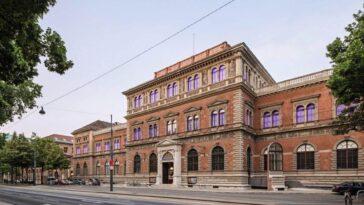 Бриллиантовое колье за $4,3 млн похитили из музея в Австрии