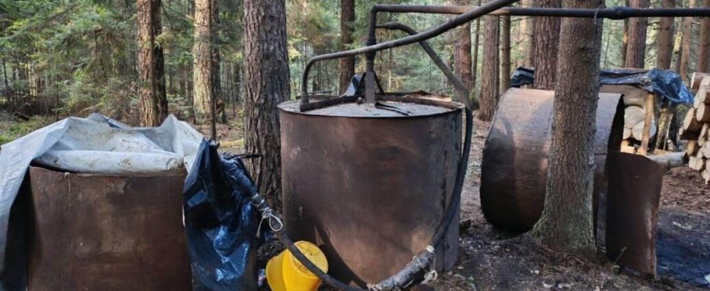 Подпольный мини-завод по производству самогона ликвидировали в лесу